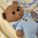 Мягкая игрушка ABtoys Knitted Мишка мальчик вязаный, 25 см. в голубом комбинизончике